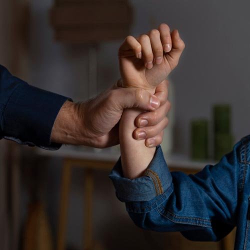 Protección legal por violencia intrafamiliar y medidas cautelares en Maipú